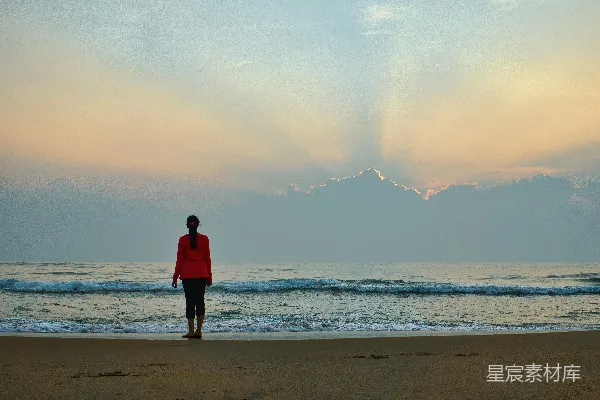 高清摄影 红色长袖上衣的女人在海滩上站立，白天时间
