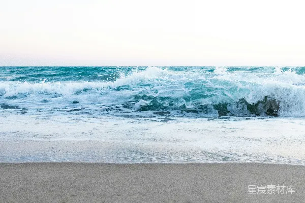 高清摄影 海浪拍打着沙滩