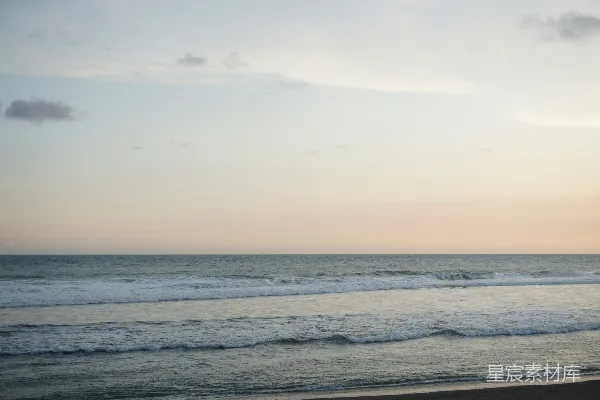高清摄影 夕阳下，海浪轻柔地拍打着海岸。