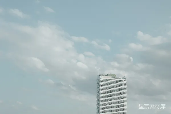 高清摄影 满是人的海滩，在阴云密布的天空下