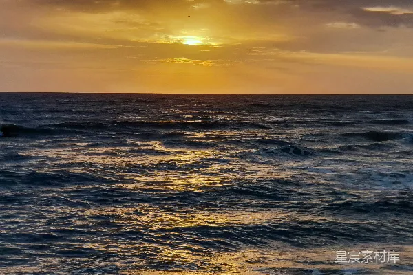 高清摄影 夕阳落下海浪之上