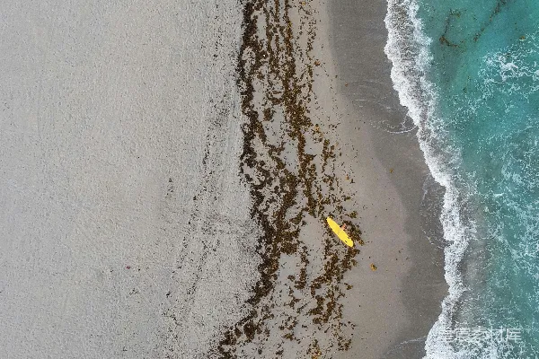 高清摄影 白天波浪起伏的海岸线
