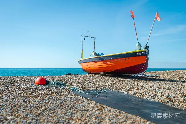 高清摄影 一艘船停在海滩上紧挨着大海。