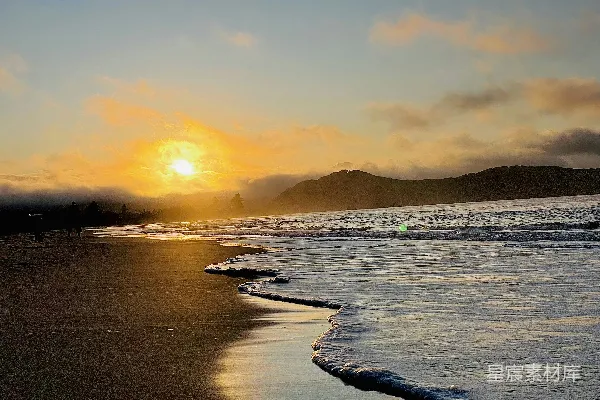 高清摄影 有波浪的海滩，夕阳西下