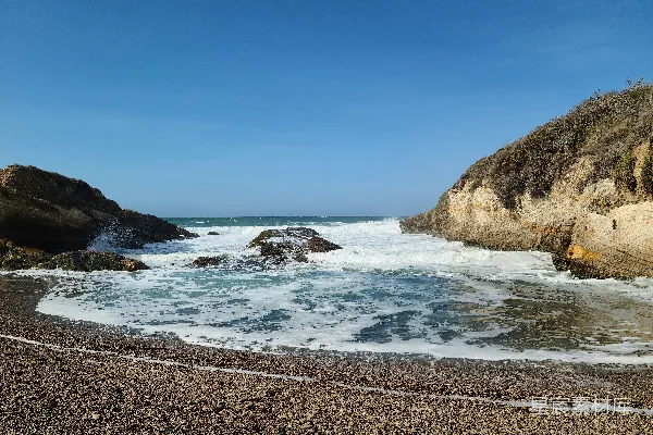 高清摄影 近 rocky shore 的一片水域