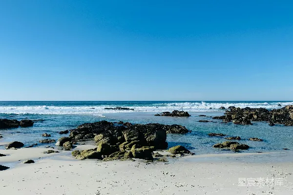 高清摄影 有岩石的海滩和一片水域