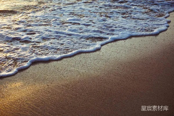高清摄影 海浪在白天拍打海岸
