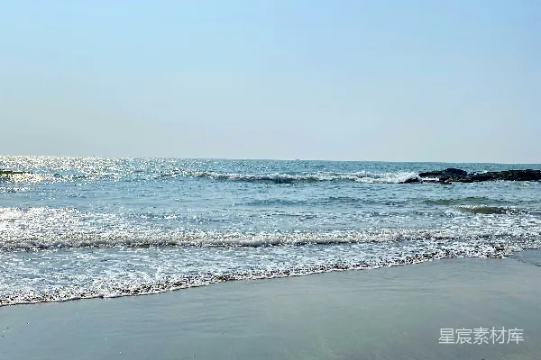 高清摄影 海边行走的人手中拿着冲浪板