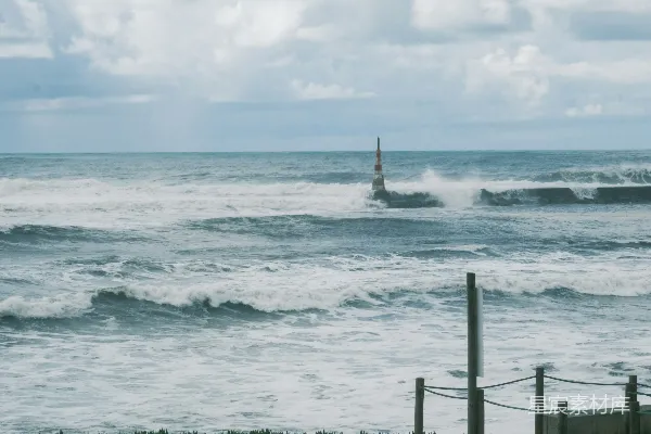 高清摄影 海洋中一名人在冲浪板上滑行的景象