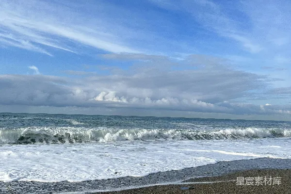 高清摄影 一片细软的沙滩上波涛涌向岸边