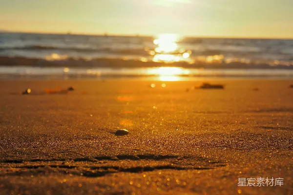 高清摄影 夕阳西下，落在海边的海面上。