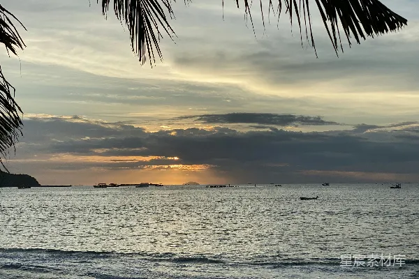高清摄影 夕阳西下，海面上停泊着船只。