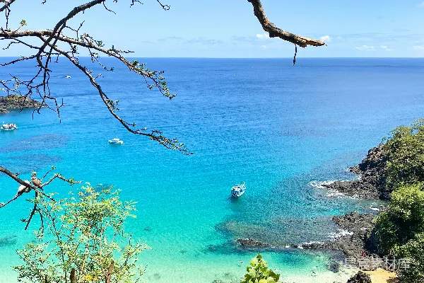 高清摄影 海滩上的风景，有一艘船在水上。