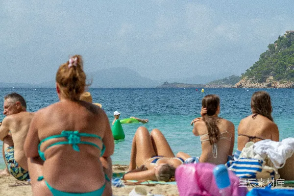 高清摄影 人们在海滩上放松，享受风景。