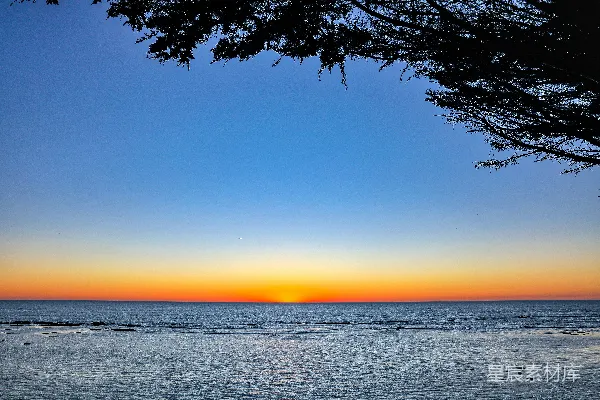 高清摄影 夕阳落下在一片水域之上