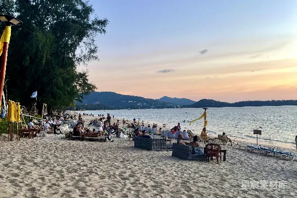 高清摄影 一群人在沙滩上坐着。