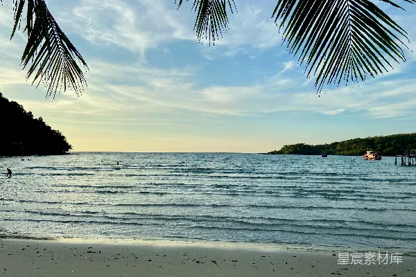 高清摄影 海边的一片景色，有船只在水面上。
