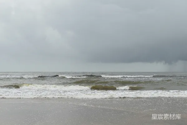 高清摄影 海边白天海浪拍打在沙滩上