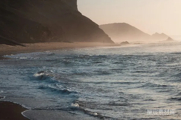 高清摄影 沙白的海滩，波浪涌向岸边