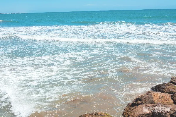高清摄影 海边白天海浪拍打在岸上的景象