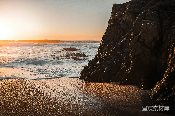 高清摄影 夕阳映照在一片岩石海滩上