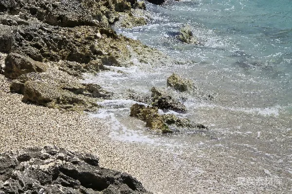 高清摄影 海岸岩石与天蓝大海相接。