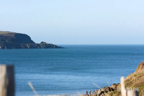 高清摄影 从木栅栏上看去的海滩风景