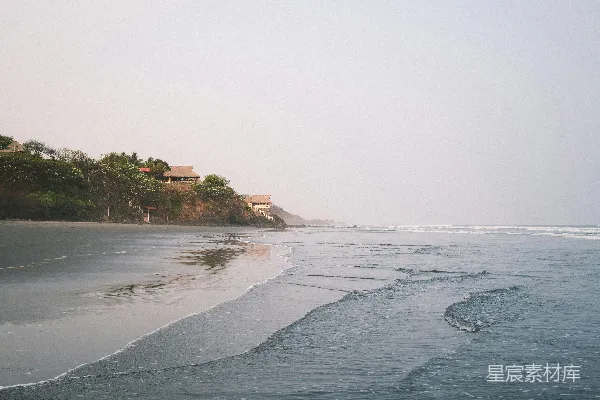 高清摄影 一片沙子覆盖的海滩，海水涌向岸边