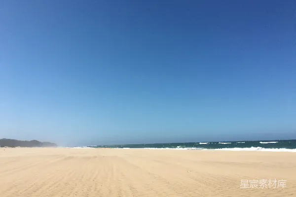 高清摄影 一片沙滩，海浪从海洋涌来。