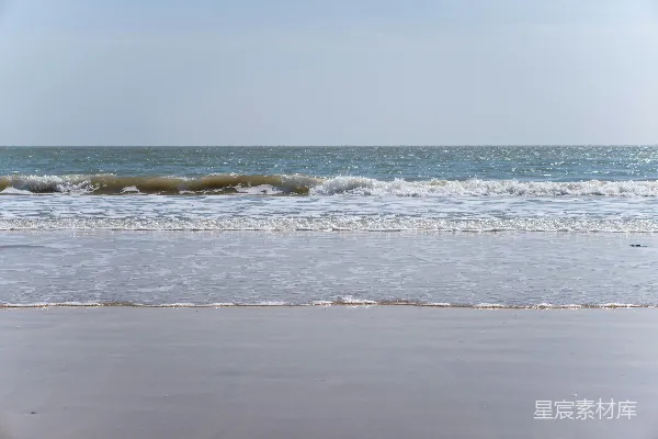 高清摄影 一个海浪涌向岸边的海滩