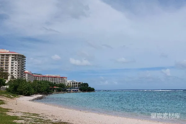 高清摄影 背景中有建筑物的海滩