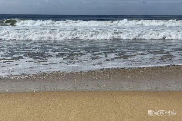高清摄影 白天海浪拍打在岸边