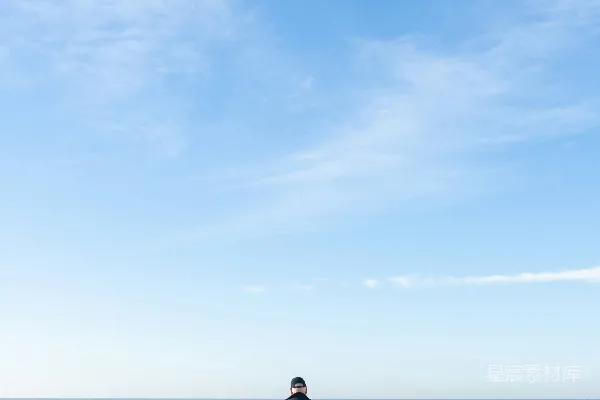 高清摄影 海边一个男人站在沙滩上