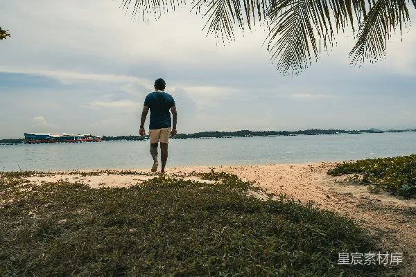 高清摄影 海滩上站着一个人，旁边是海洋。