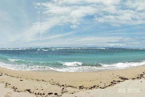 高清摄影 海浪在白天拍击着岸边