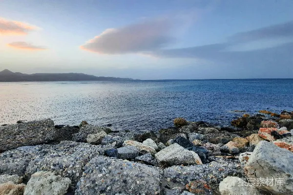 高清摄影 岩石嶙峋的海边，背景是水面。
