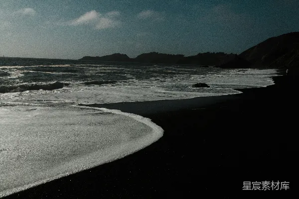 高清摄影 白天海浪拍打着海岸