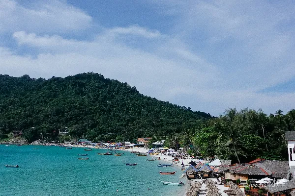 高清摄影 许多人和船只的海滩