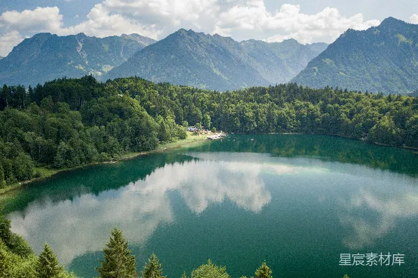 高清摄影 绿色森林近湖山，晴空中云雾缭绕。