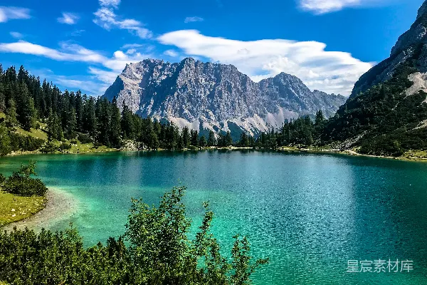高清摄影 蓝天下的冰川湖与群山