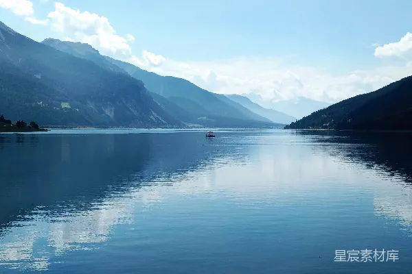 高清摄影 水天一色与灰山