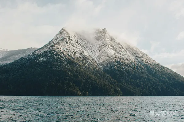 高清摄影 雪覆盖的山峦