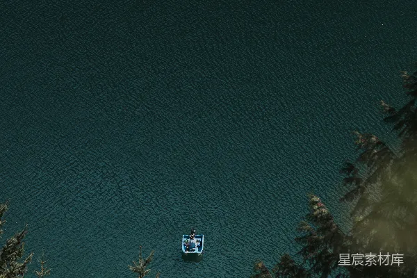 高清摄影 水面平静时鸟瞰湖上的那个人的视角