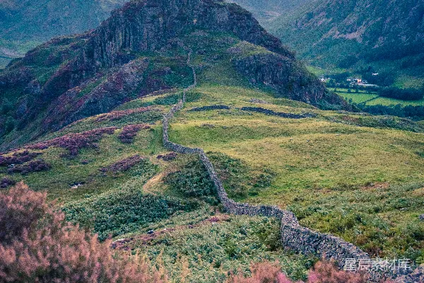 高清摄影 一条蜿蜒穿过山谷的道路