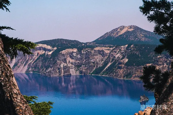高清摄影 透过一些岩石看去的一片湖景
