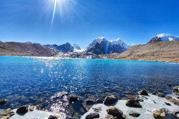 高清摄影 白天岩石海岸远处有山在蓝天下