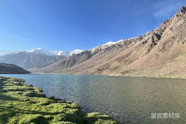 高清摄影 山峦的景色和一片水域的景象