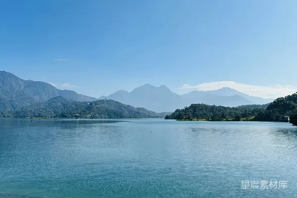 高清摄影 背景中有山的水域