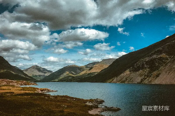 高清摄影 万里江山间跨过高山，在白云蓝天之间一片水汽氤氲。