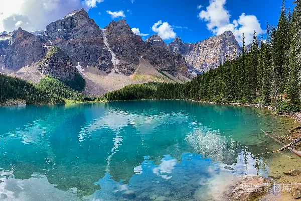高清摄影 一幅美丽的蓝湖周围环绕着山脉和树木的美景。